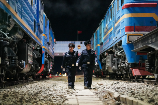 20260104移民管理警察正在對夜間出境列車進(jìn)行查驗(yàn)1.png