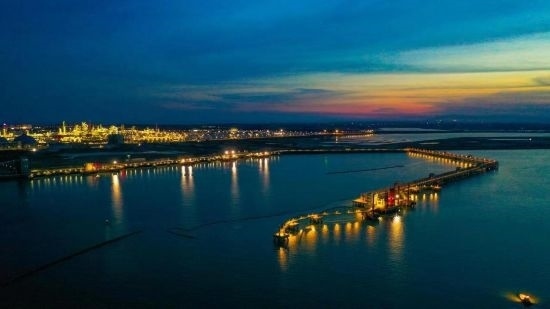 圖為中科煉化自建港口碼頭，30萬(wàn)噸級(jí)原油泊位