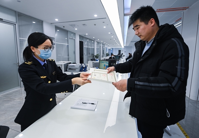 2023年2月8日，浙江省湖州市吳興區(qū)，企業(yè)負(fù)責(zé)人在中小微企業(yè)一站式服務(wù)平臺(tái)領(lǐng)取營(yíng)業(yè)執(zhí)照。