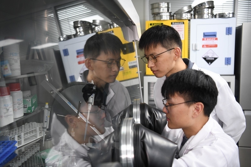 2022年10月19日，中國科學(xué)技術(shù)大學(xué)地球和空間科學(xué)學(xué)院研究員、青年教師郝記華（后）在實驗室與學(xué)生交流。