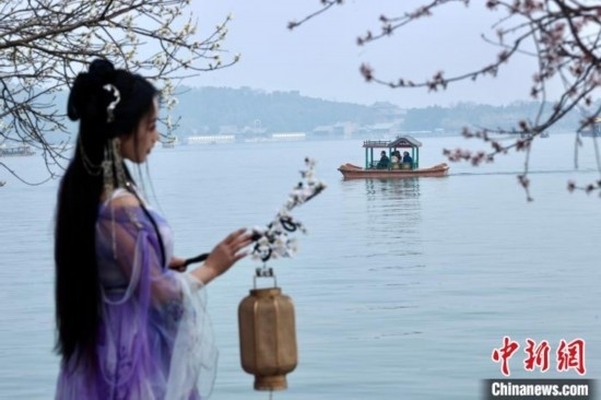圖為游客在昆明湖畔游玩。<a target='_blank' data-cke-saved-href='/' href='/'><p align=