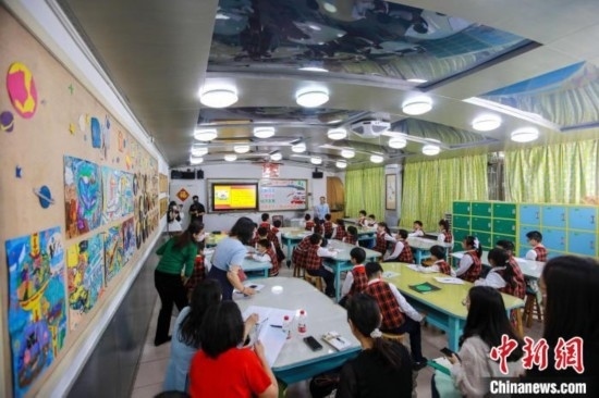 廣州市越秀區(qū)朝天小學三年級學生在學習以《四通八達的交通》為主題的道德與法治課程 胡強明 攝