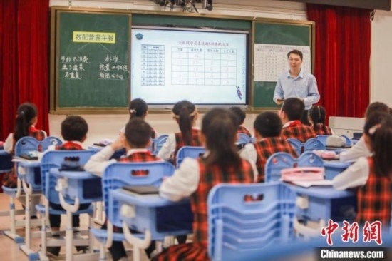 廣州市越秀區(qū)朝天小學四年級學生在學習數(shù)學文化課 胡強明 攝