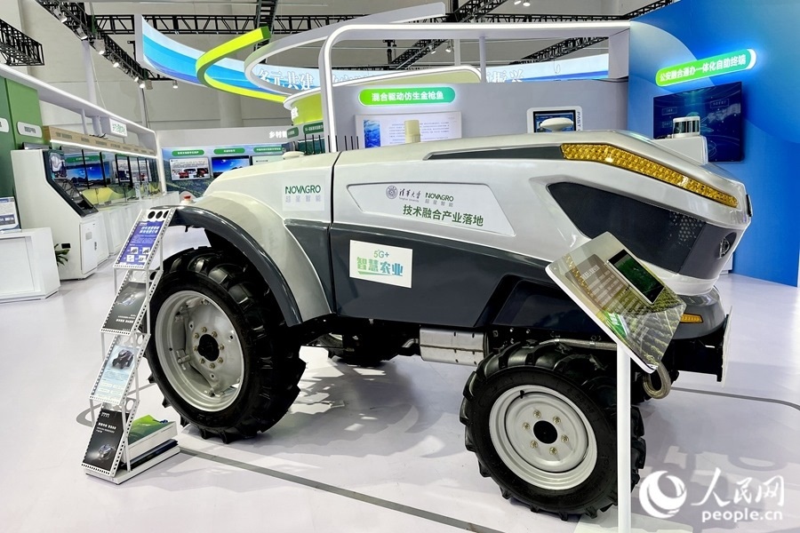 通過手機(jī)，就能指揮新能源無人駕駛拖拉機(jī)在田里作業(yè)。人民網(wǎng) 錢嘉禾攝