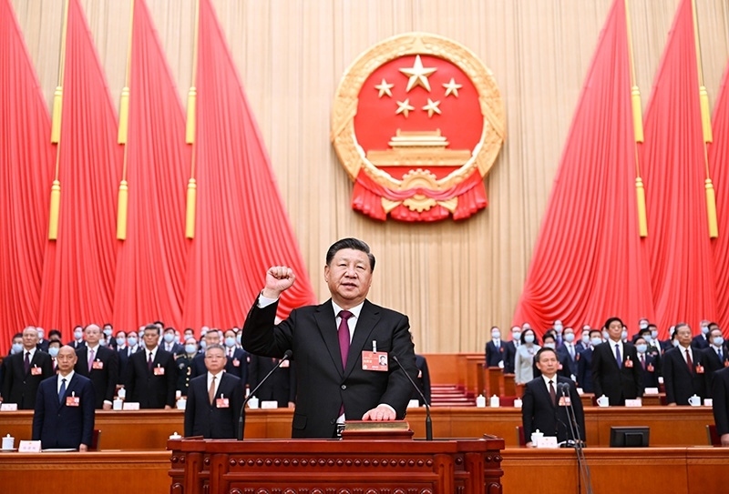 2023年3月10日，十四屆全國人大一次會議在北京人民大會堂舉行第三次全體會議。習近平全票當選為中華人民共和國主席、中華人民共和國中央軍事委員會主席。這是習近平進行憲法宣誓。