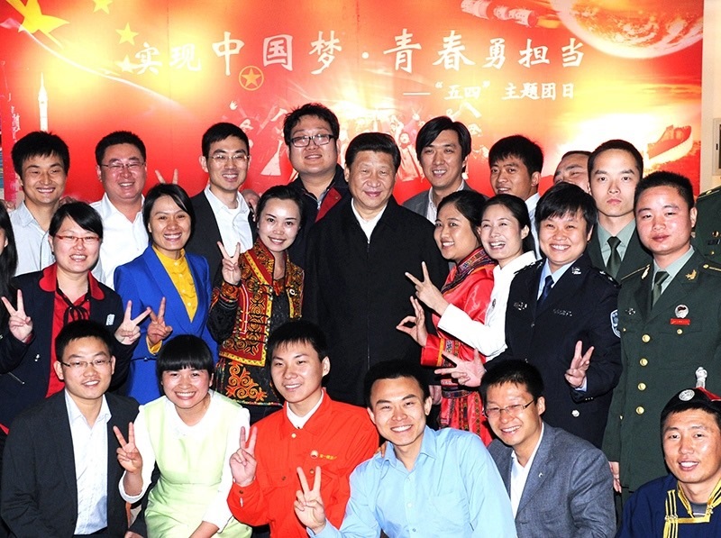 2013年5月4日，習(xí)近平總書記來到中國航天科技集團公司中國空間技術(shù)研究院，同各界優(yōu)秀青年代表座談并發(fā)表重要講話。這是座談會前，習(xí)近平和在展廳參觀的優(yōu)秀青年代表合影。