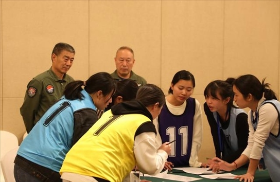 2023年4月4日，參加海軍招飛選拔的學(xué)生在心理選拔環(huán)節(jié)討論發(fā)言，海軍飛行人才心理選拔專家對參檢學(xué)生進行活動觀察。