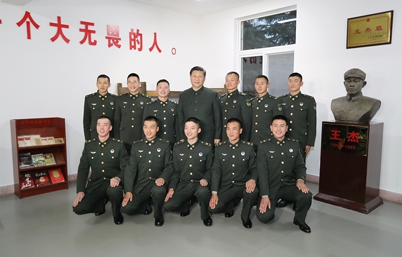 2017年12月13日，中共中央總書記、國家主席、中央軍委主席習(xí)近平到第71集團軍視察。這是習(xí)近平同“王杰班”戰(zhàn)士合影。