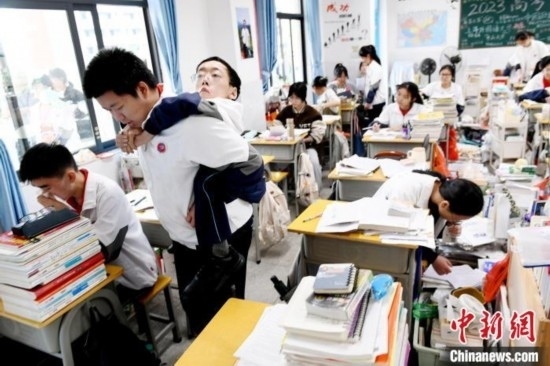 遇到鐘華強(qiáng)課堂上內(nèi)急，江西省南康中學(xué)北校區(qū)的高三學(xué)生朱金祥便會(huì)及時(shí)背著他前往衛(wèi)生間。 卓忠偉 攝