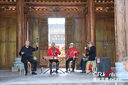 【2023打卡中國】外國網(wǎng)紅打卡河南畫虎村 感受鄉(xiāng)村振興“虎虎生威”_fororder_圖片21