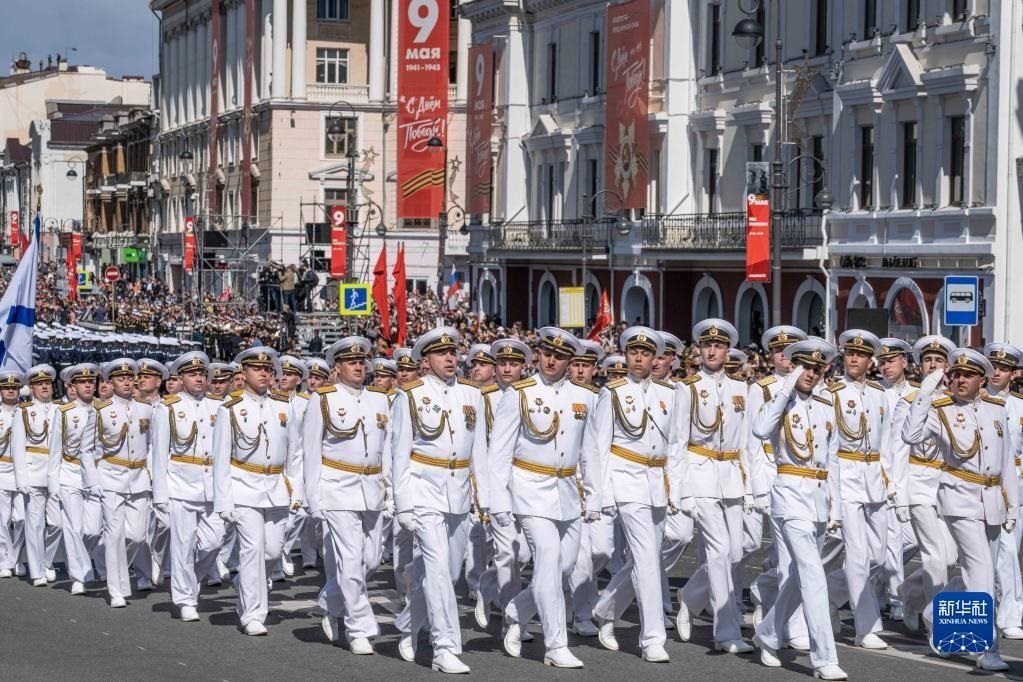 5月9日，在俄羅斯符拉迪沃斯托克市，軍人參加閱兵式。新華社發(fā)（郭飛洲攝）