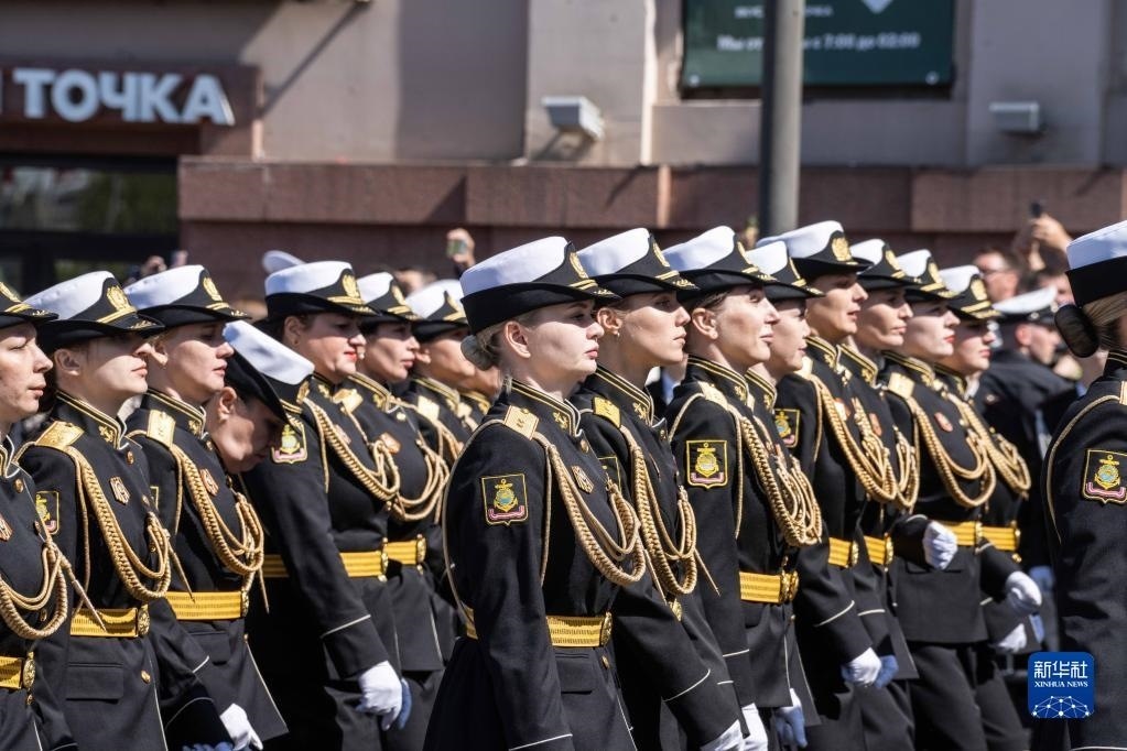 5月9日，在俄羅斯符拉迪沃斯托克市，軍人參加閱兵式。新華社發(fā)（郭飛洲攝）