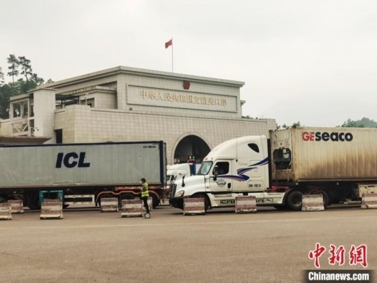 近日，位于中越邊境廣西憑祥市的友誼關(guān)口岸車水馬龍，裝載著東盟水果的跨境車輛來往不斷。黃艷梅 攝