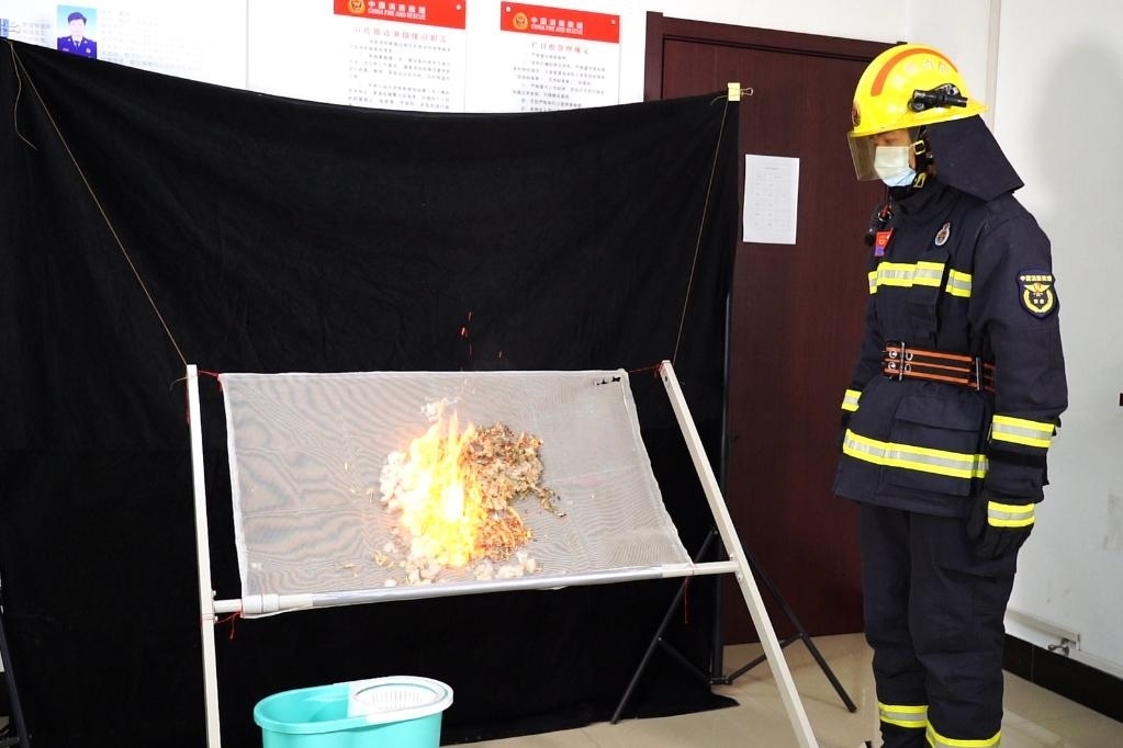 消防員在展示柳絮點燃實驗。 張少欣 攝
