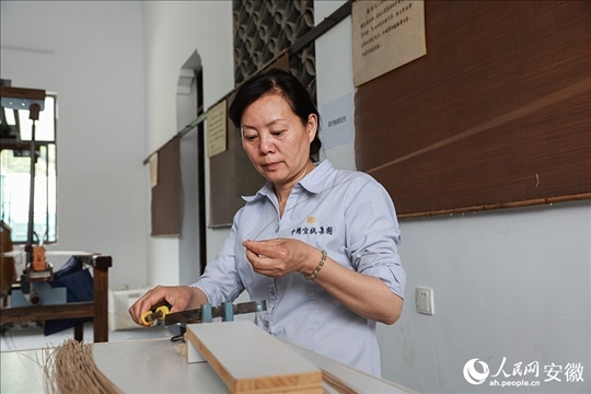 撈紙需要兩位師傅默契配合。人民網(wǎng)記者 張俊攝