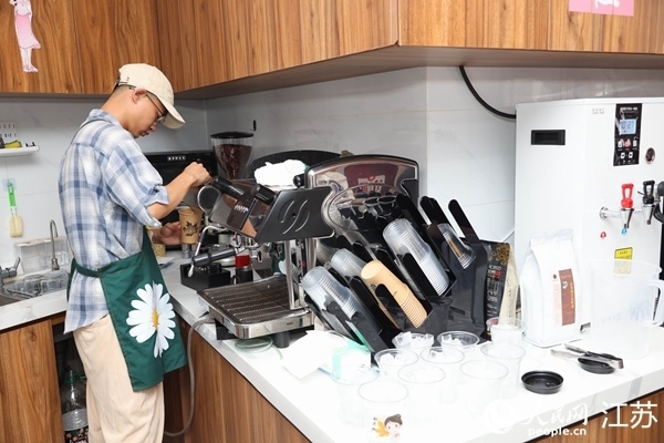 謝雨橋正在制作咖啡。人民網(wǎng)記者 馬曉波攝
