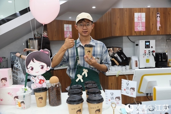 謝雨橋展示制作好的咖啡。人民網(wǎng)記者 馬曉波攝
