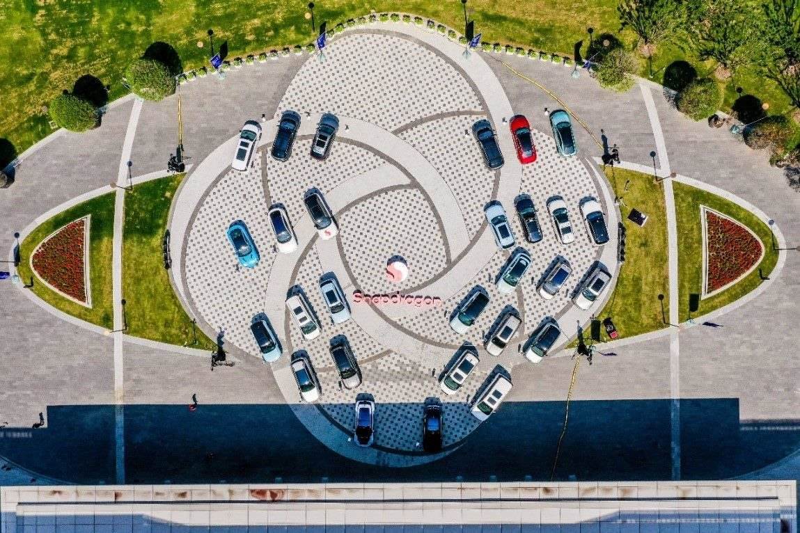 峰會(huì)戶外整車展示區(qū)俯瞰圖。（受訪者供圖）