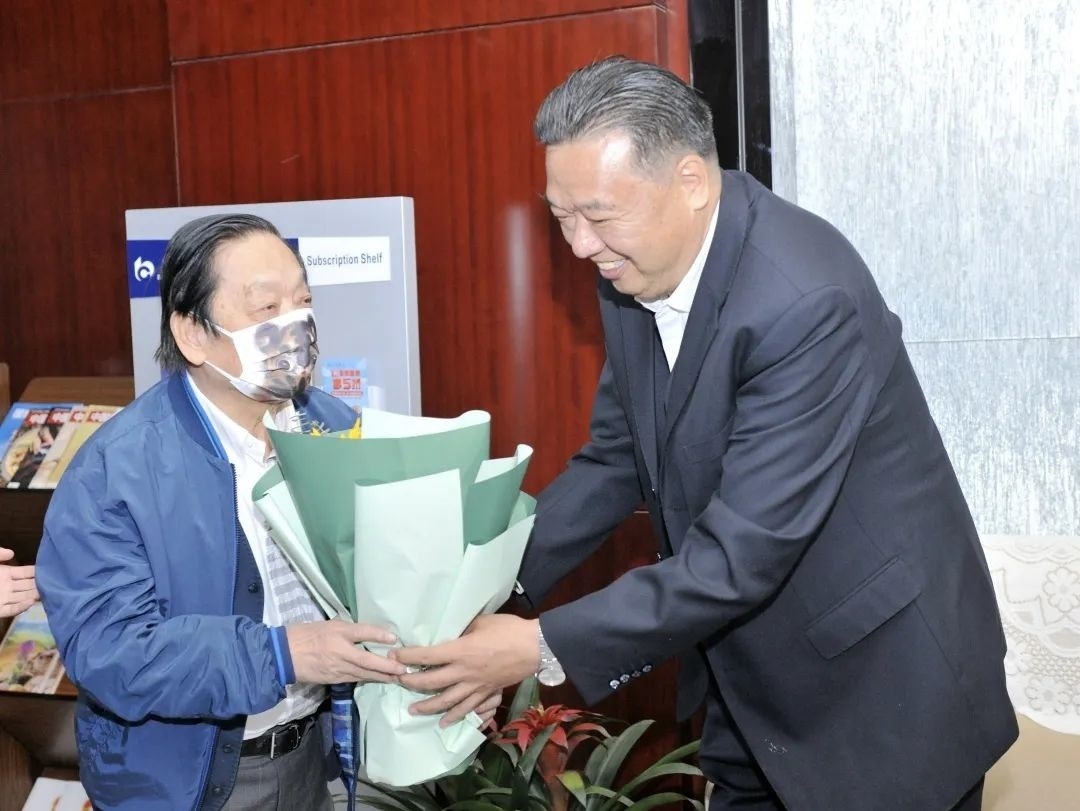 ▲青海省政協(xié)副主席、青海省林草局黨組書記、局長、祁連山國家公園青海省管理局局長李曉南在機場迎接韓美林