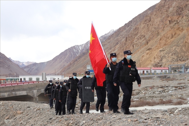 陳暢帶領(lǐng)民警巡邏。受訪者供圖