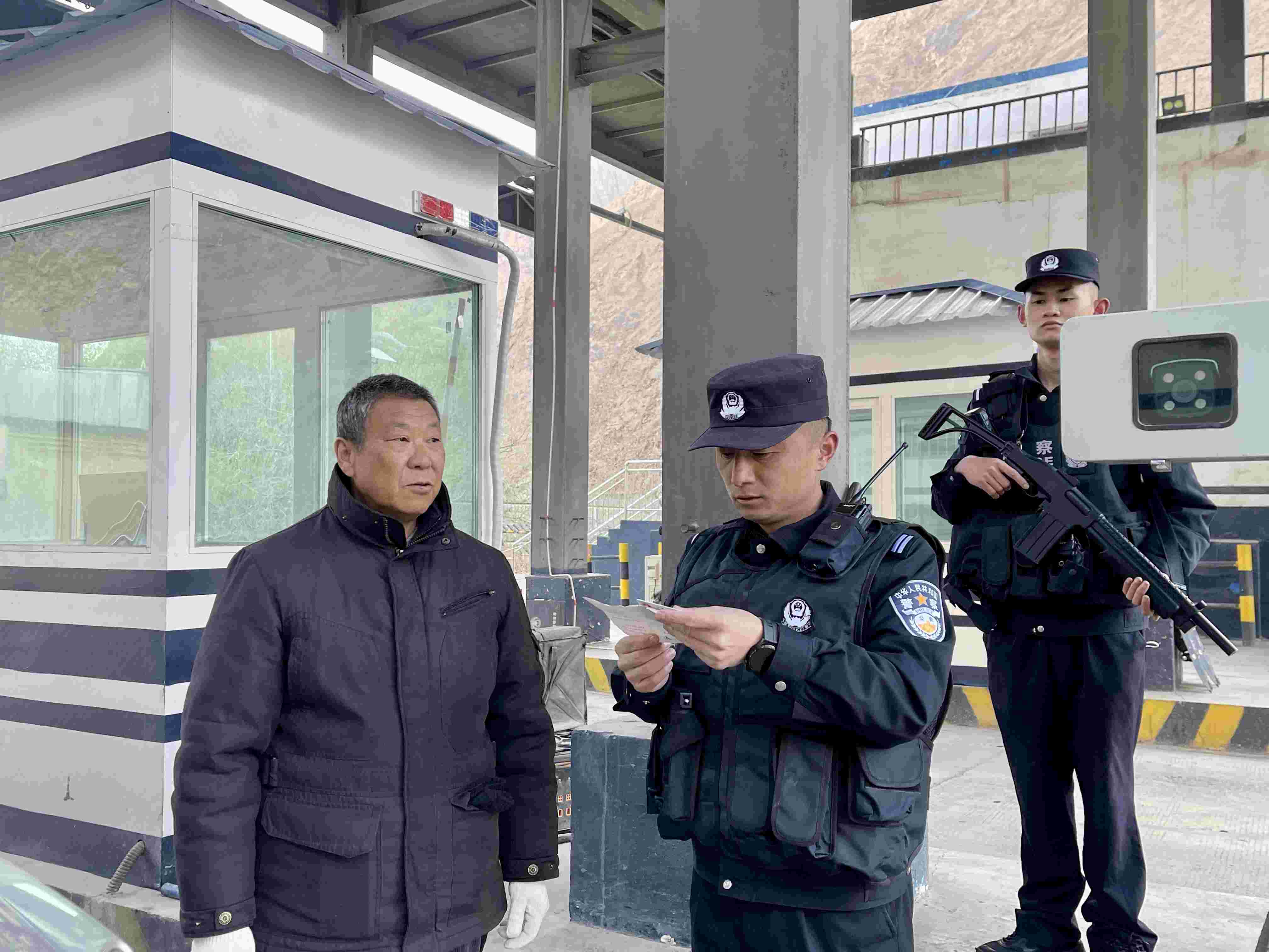 在庫(kù)地邊境檢查站，陳暢核對(duì)進(jìn)出邊境管理區(qū)人員信息。人民網(wǎng) 周靜圓攝