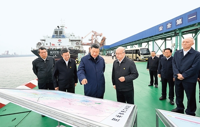 2023年5月11日至12日，中共中央總書記、國家主席、中央軍委主席習(xí)近平在河北考察，并主持召開深入推進(jìn)京津冀協(xié)同發(fā)展座談會(huì)。這是11日下午，習(xí)近平在滄州市黃驊港煤炭港區(qū)碼頭考察。 新華社記者 李學(xué)仁/攝