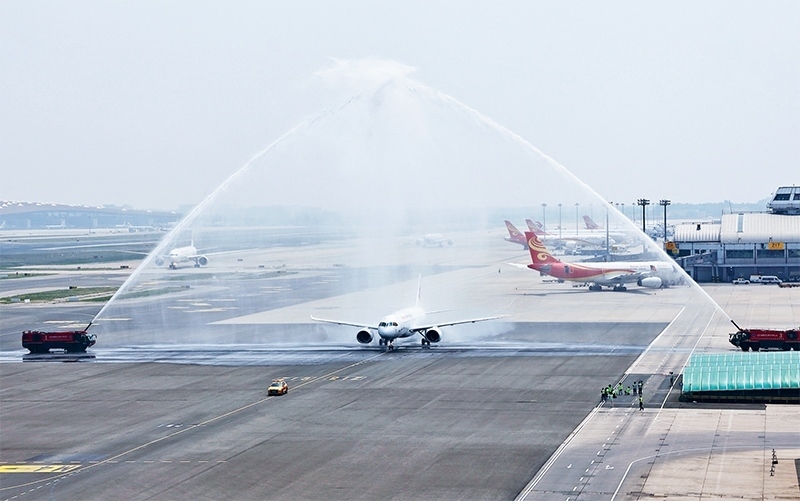 2023年5月28日，國(guó)產(chǎn)大型客機(jī)C919圓滿完成首次商業(yè)飛行，開啟市場(chǎng)化運(yùn)營(yíng)、產(chǎn)業(yè)化發(fā)展新征程。圖為北京首都國(guó)際機(jī)場(chǎng)以水門禮迎接C919首個(gè)商業(yè)航班東航MU9191。 新華社發(fā) 魏萌/攝