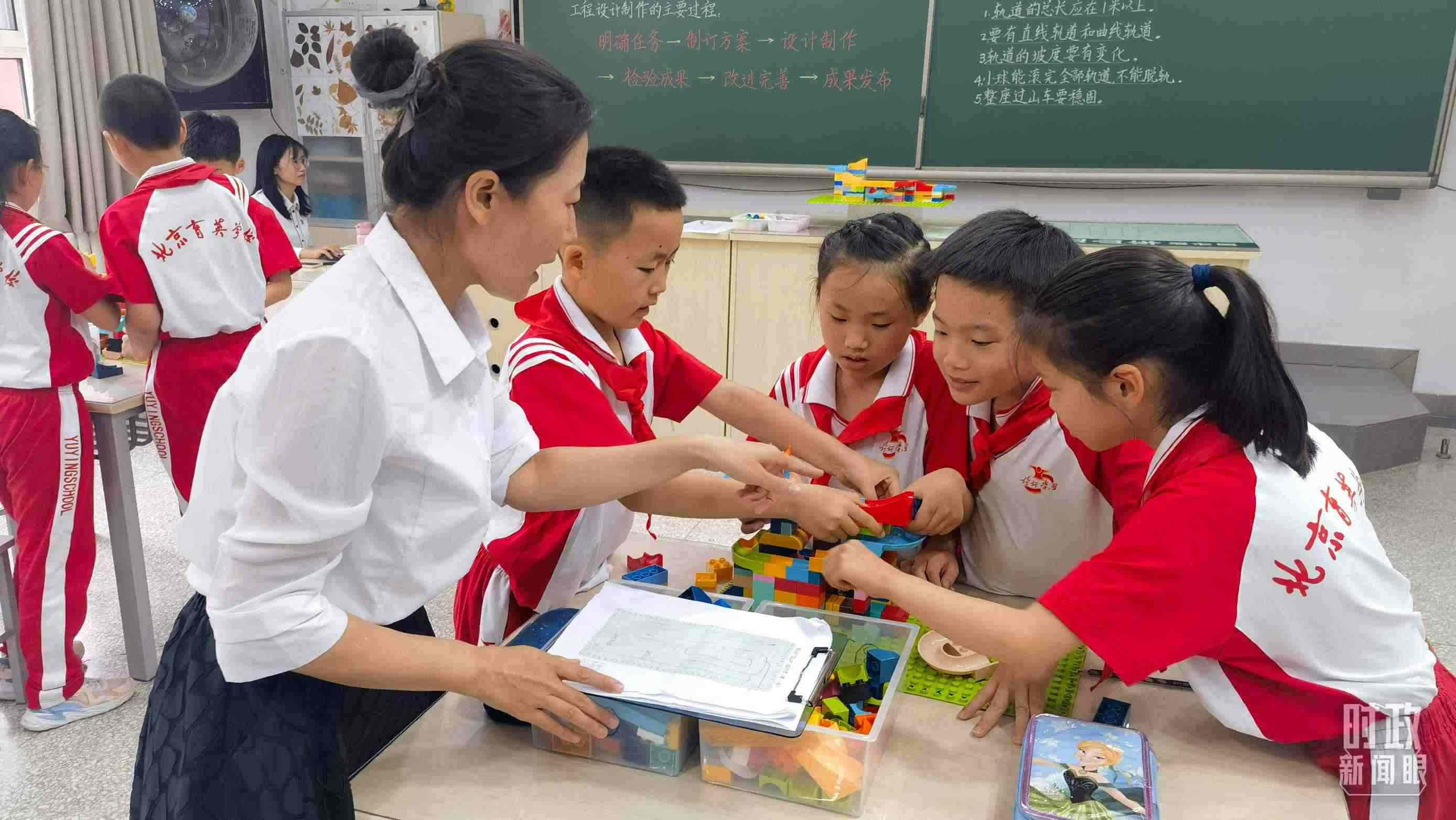 △科學(xué)教室內(nèi)，學(xué)生們正在開(kāi)展過(guò)山車科學(xué)實(shí)驗(yàn)。（總臺(tái)央視記者賈林拍攝）
