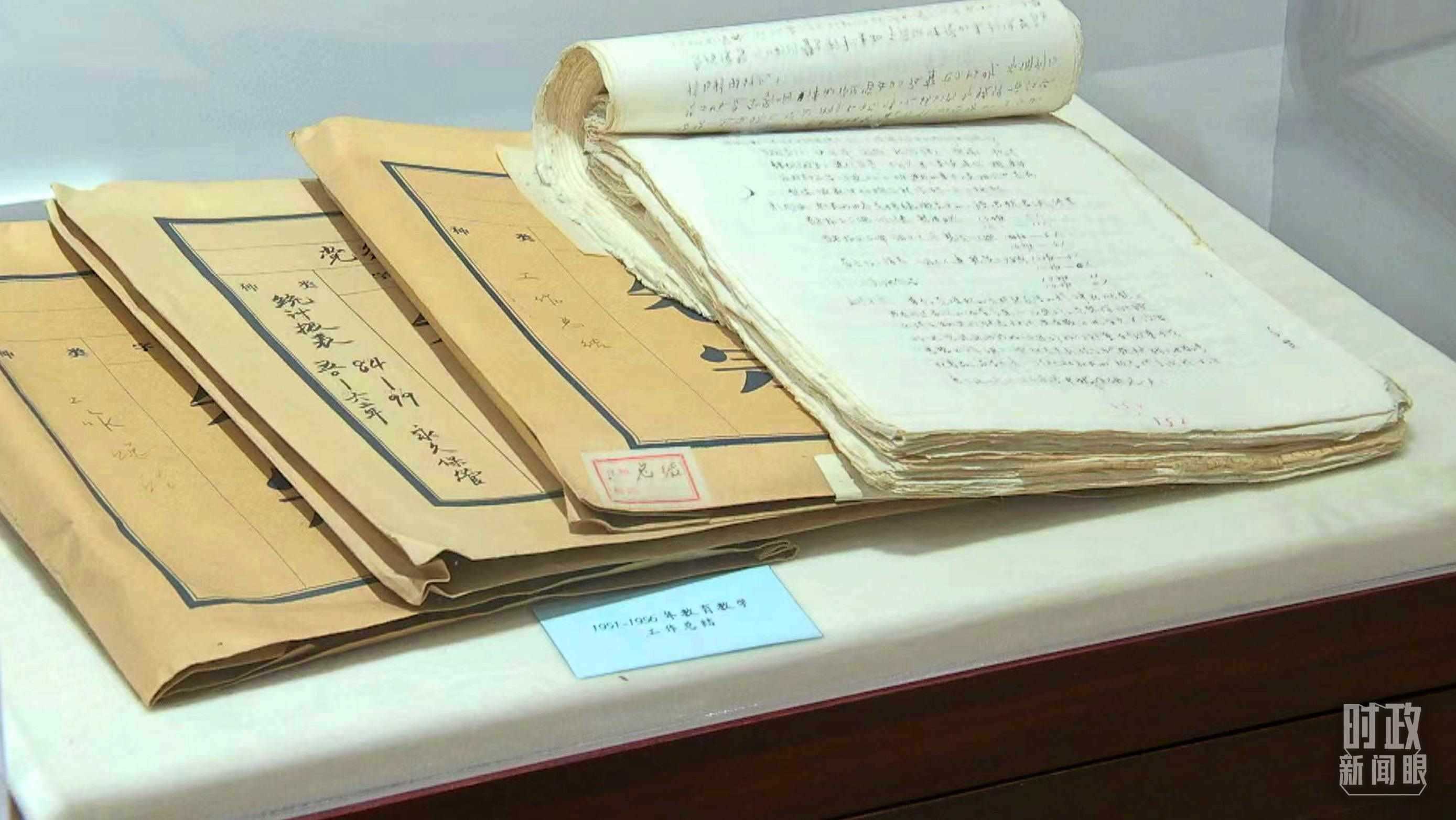 △校史館內(nèi)的教育教學(xué)工作總結(jié)展陳。（總臺(tái)央視記者金雨秋拍攝）