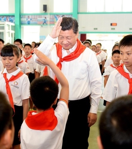 2014年5月30日，習(xí)近平總書記來到北京市海淀區(qū)民族小學(xué)，參加慶祝“六一”國際兒童節(jié)活動。新華社記者 李濤 攝