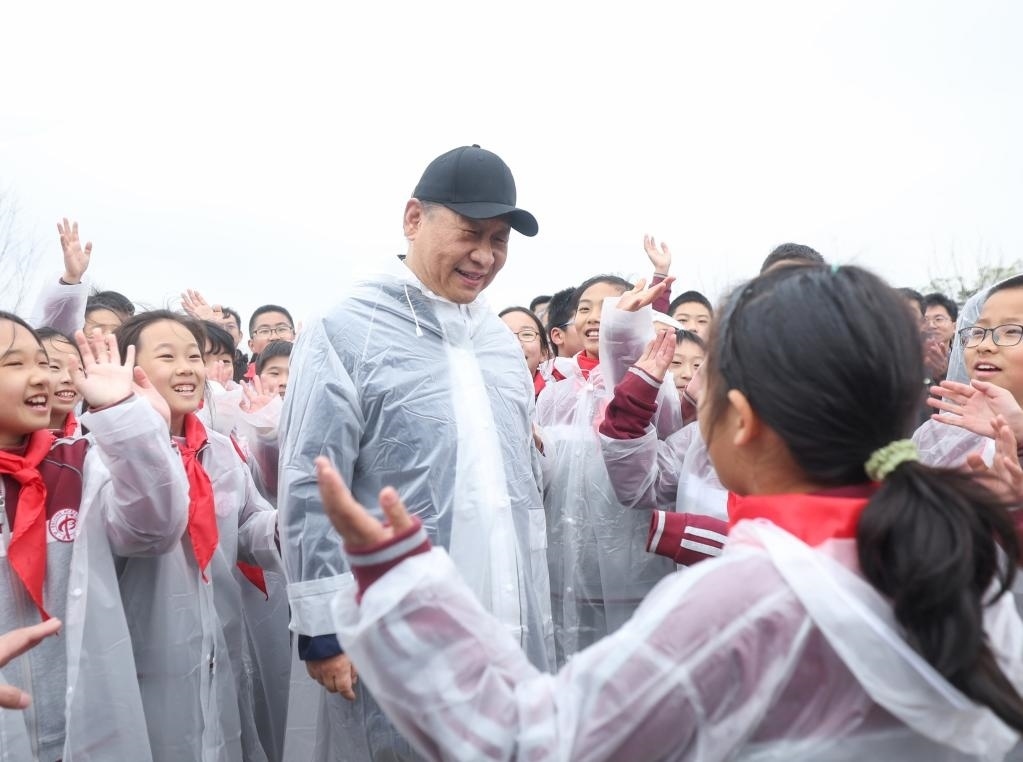 2023年4月4日，黨和國家領(lǐng)導(dǎo)人參加首都義務(wù)植樹活動。這是植樹后，習(xí)近平總書記同在場的中小學(xué)生親切交談。新華社記者 鞠鵬 攝