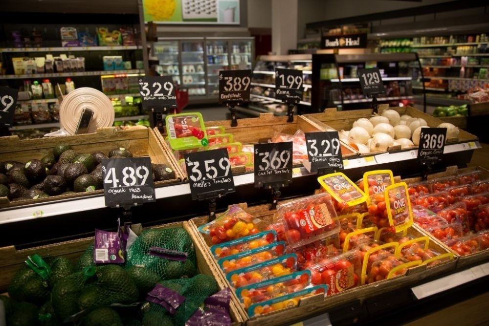 這是2月14日在美國紐約市布魯克林一家食品雜貨店拍攝的商品價(jià)簽。新華社發(fā)（郭克攝）