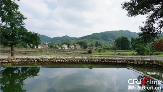 “一帶一路”國(guó)際青年走進(jìn)信陽羅山 看“紅”“綠”資源助力鄉(xiāng)村未來_fororder_何家沖村景 攝影 賈親親.JPG