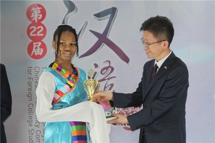 黃瑞參贊為獲獎(jiǎng)選手頒發(fā)二等獎(jiǎng)。圭亞那大學(xué)孔子學(xué)院供圖