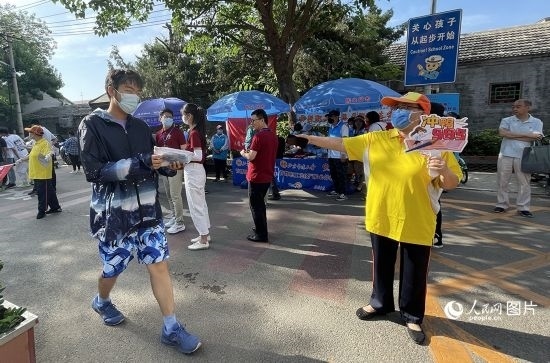 6月7日早8點(diǎn)，北京市第五中學(xué)門口考生正在按規(guī)定進(jìn)入考場。人民網(wǎng)記者 池夢(mèng)蕊攝
