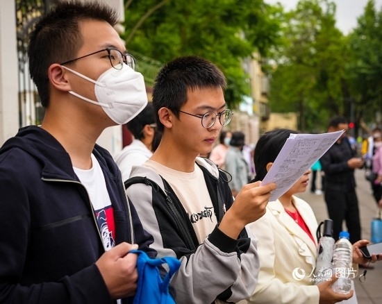 6月7日，在昆明市第五中學(xué)考場外，考生正利用最后時(shí)間復(fù)習(xí)備考。人民網(wǎng) 曾智慧攝