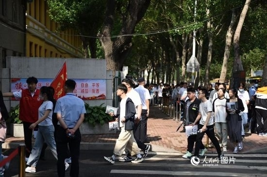 6月7日，在黑龍江省哈爾濱市第三中學(xué)高考考點(diǎn)，考生們有序進(jìn)入考場。人民網(wǎng)記者 蘇靖剛攝