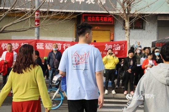 6月7日早8點(diǎn)，甘肅省蘭州市外國語高級(jí)中學(xué)考點(diǎn)，考生按規(guī)定進(jìn)入考場。人民網(wǎng)記者 黃帆攝