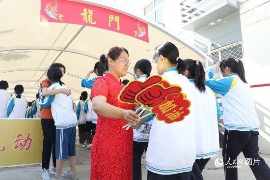 6月7日一早，雄安新區(qū)安新中學(xué)老師在給同學(xué)們加油鼓勁兒。人民網(wǎng) 李兆民攝
