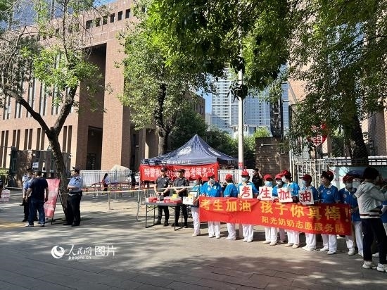 6月7日，天津市和平區(qū)新興街陽光奶奶志愿者連續(xù)16年為高考考生助力。人民網(wǎng)記者 張靜淇攝