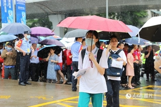 6月7日，海南華僑中學(xué)（高中部）考點(diǎn)，學(xué)子冒雨奔赴考場。人民網(wǎng)記者 孟凡盛攝
