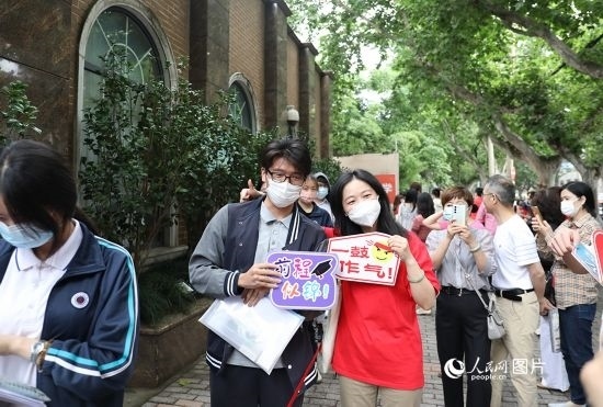 6月7日一大早，上海向明中學(xué)考場外，來自上海市盧灣高級(jí)中學(xué)的考生正在依次進(jìn)場。人民網(wǎng)記者 龔莎攝