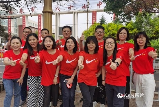 6月7日一早，陽光明媚，天氣涼爽，在長春市第八十七中學(xué)，考生們正陸續(xù)進(jìn)入考場。親友團(tuán)為參加高考的學(xué)子們加油鼓勁。人民網(wǎng)記者 王帝元攝