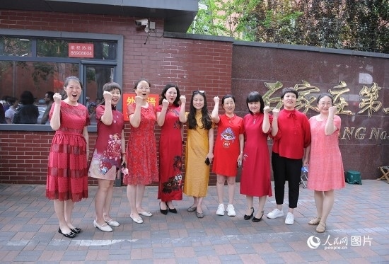 6月7日，在石家莊第二十七中學(xué)考點(diǎn)，家長身著旗袍，為高考的孩子們加油助威！紅紅火火、旗開得勝！人民網(wǎng)記者 周博攝