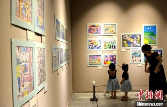 圖為家長帶著孩子參觀展覽。呂明 攝