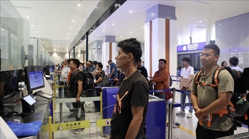 6月13日，乘坐中老鐵路國際旅客列車的旅客在磨憨邊檢大廳排隊候檢。李揚 攝