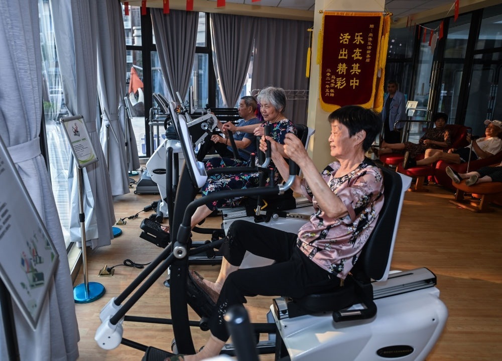 在浙江嘉興市南湖區(qū)新嘉街道電子社區(qū)鄰里中心的長(zhǎng)者運(yùn)動(dòng)健康之家內(nèi)，老人們?cè)谶M(jìn)行器械鍛煉（2023年6月14日攝）。新華社記者 徐昱 攝