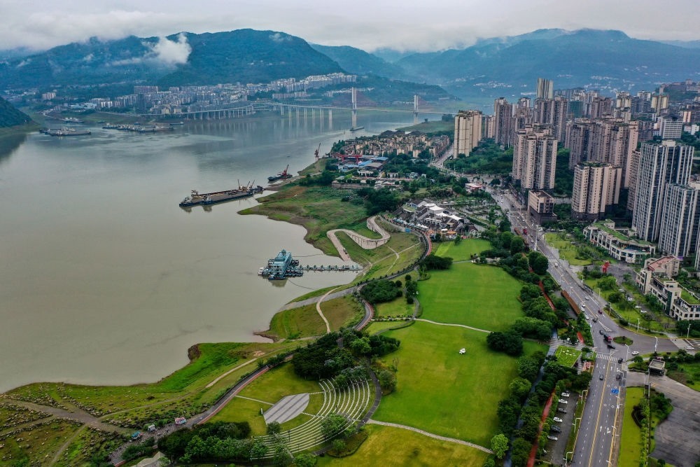 這是2023年6月7日拍攝的位于重慶市云陽(yáng)縣的云陽(yáng)城區(qū)環(huán)湖綠道（無(wú)人機(jī)照片）。當(dāng)?shù)貙⑸鷳B(tài)治理與生態(tài)修復(fù)結(jié)合起來(lái)，兼顧城市旅游和運(yùn)動(dòng)休閑等功能需要，打造環(huán)縣城兩江四岸33公里綠道。新華社記者 唐奕 攝