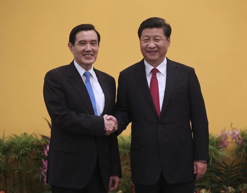 2015年11月7日，兩岸領(lǐng)導(dǎo)人會(huì)面在新加坡香格里拉大酒店舉行。這是習(xí)近平主席與時(shí)任臺(tái)灣地區(qū)領(lǐng)導(dǎo)人馬英九握手。