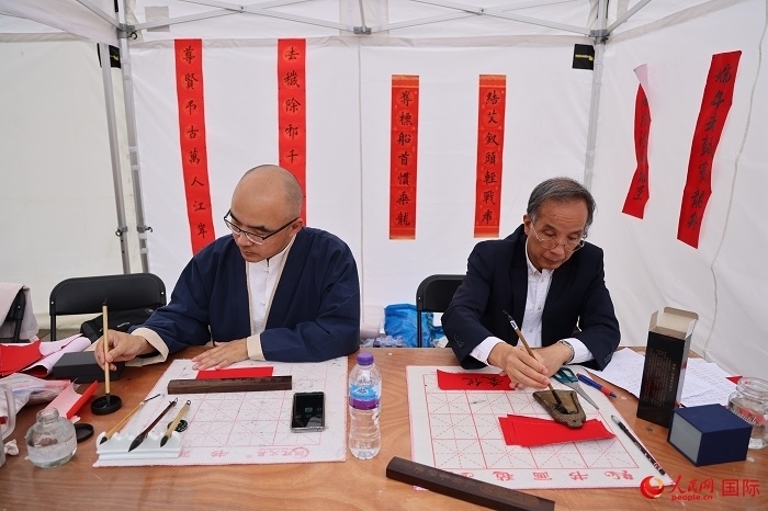 活動現(xiàn)場的中國書法展示。人民網(wǎng)記者 邢雪攝